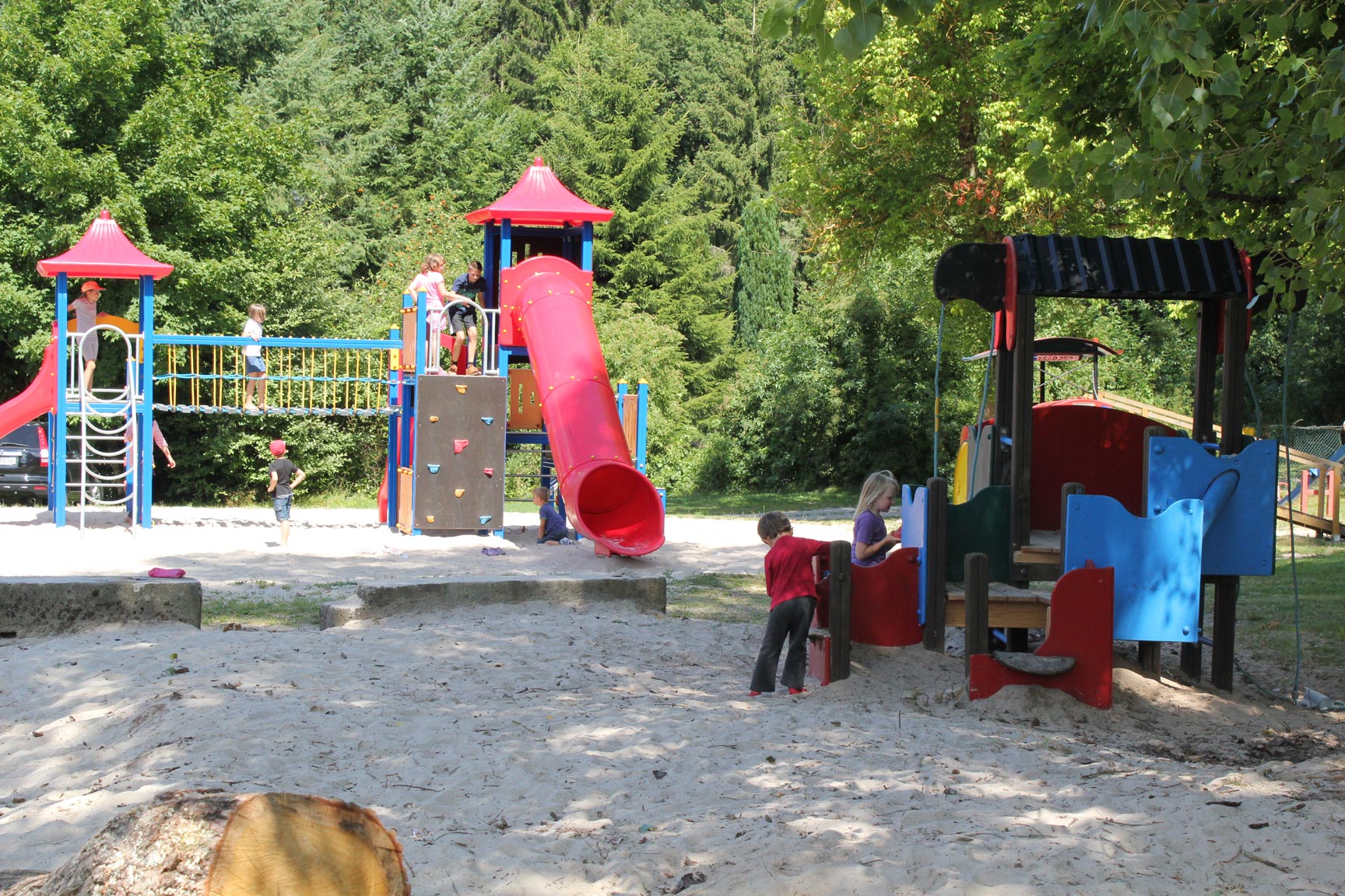 Spielplatz mit Kindern am Campingplatz